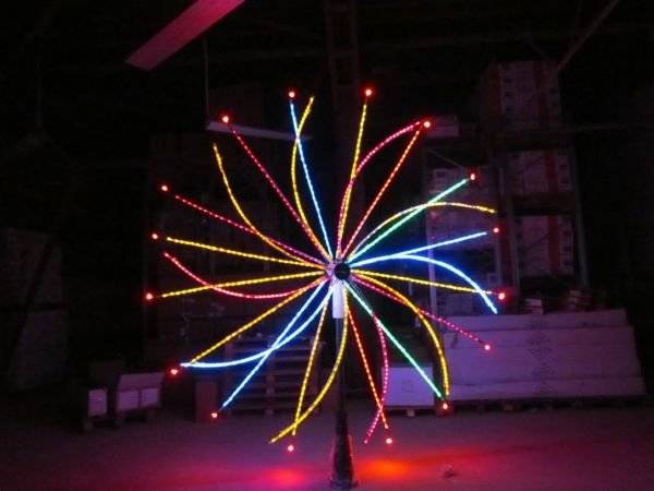 Декорируем уличный зал в кафе светодиодным фейерверком Декорируем уличный зал в кафе светодиодным фейерверком