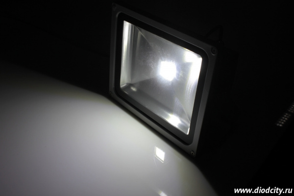 Светодиодный прожектор G-DТ150-28-W